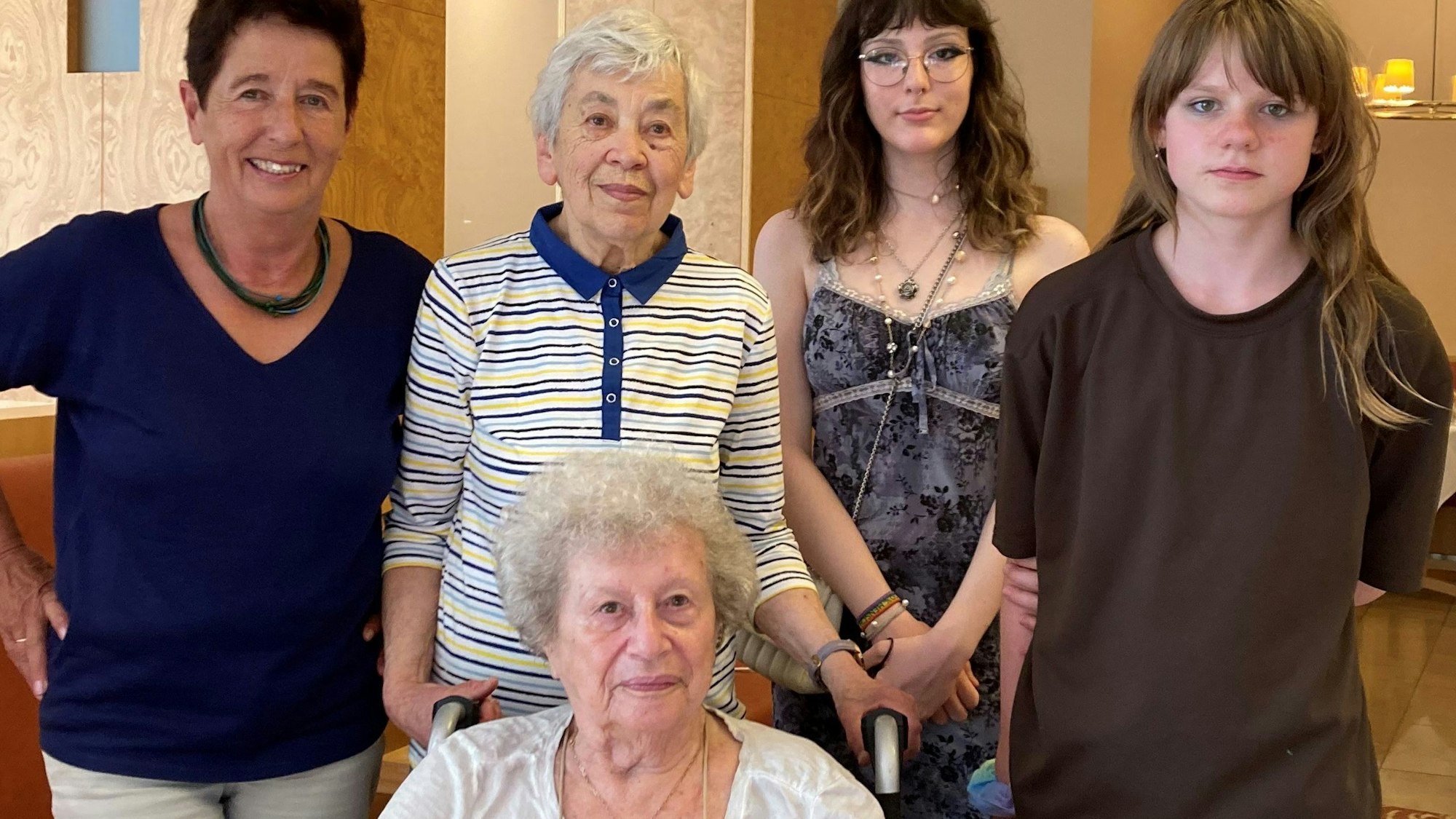 Die Vorsitzende Ingrid Hege-Wilmschen (links) des Köln-Brück e.V. mit den Zeitzeuginnen Marina Sagsaganska (hinten) und Tamar Dreifuss und zwei der prämierten Schülerinnen.