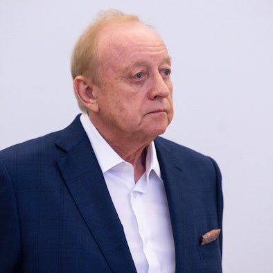 Alfons Schuhbeck, Koch und Unternehmer, steht vor Prozessbeginn als Angeklagter im Gerichtssaal im Landgericht München I.