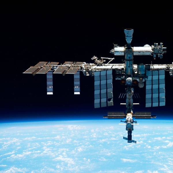 Die Internationale Raumstation ISS schwebt im Weltall über der Erde. (Archivbild)