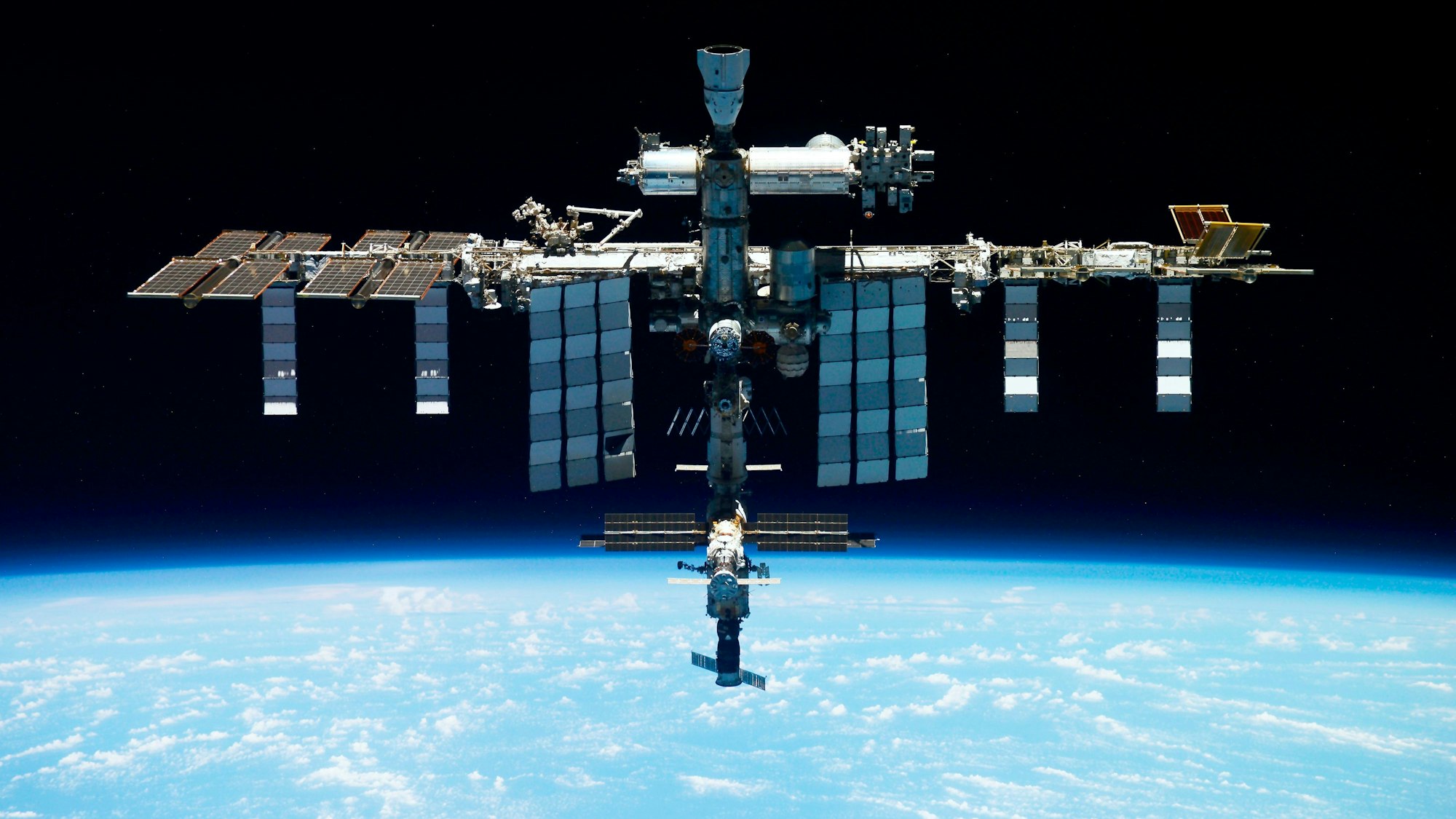 Die Internationale Raumstation ISS schwebt im Weltall über der Erde. (Archivbild)