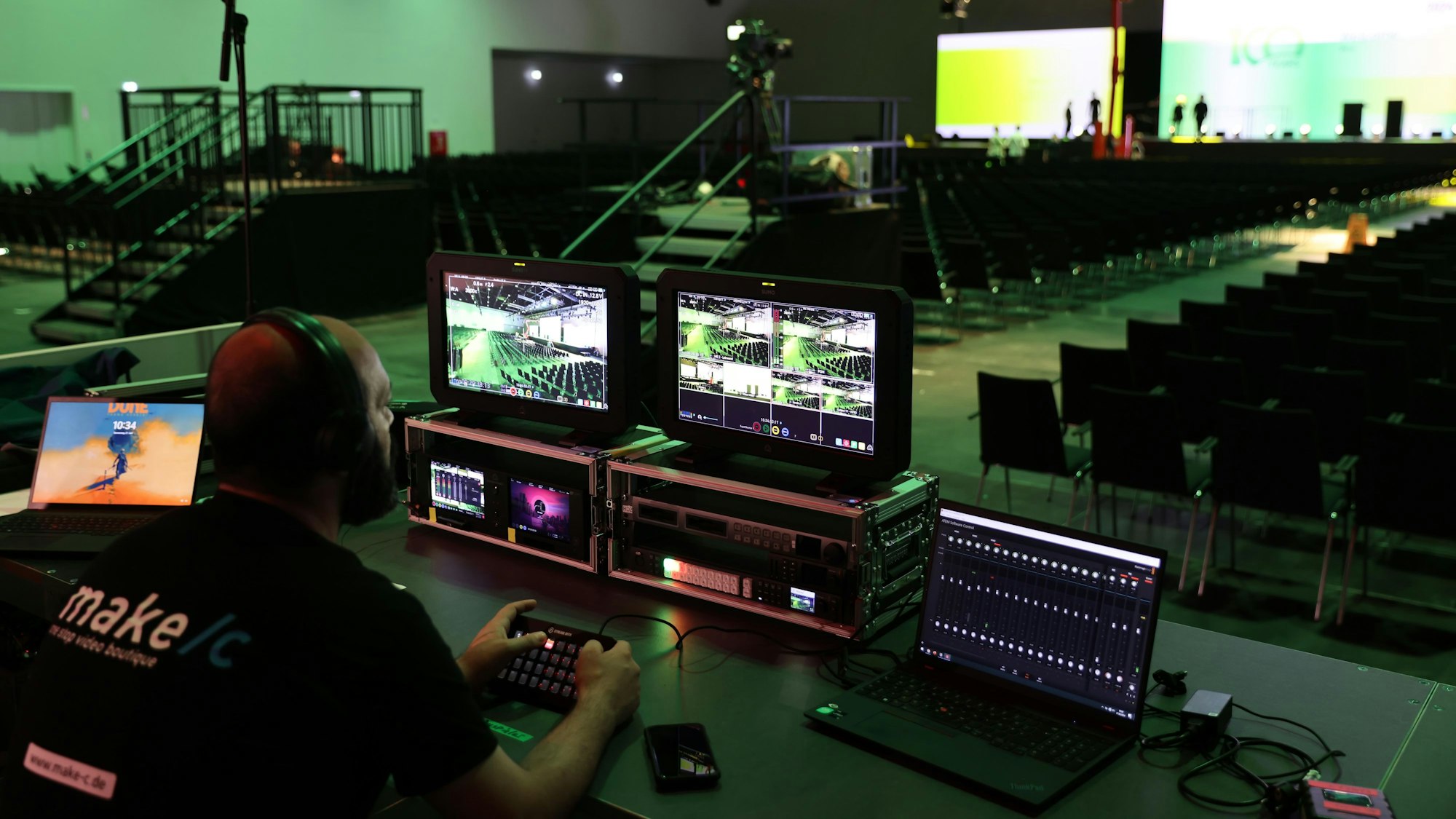 Ein Techniker stimmt die Einstellungen ab.