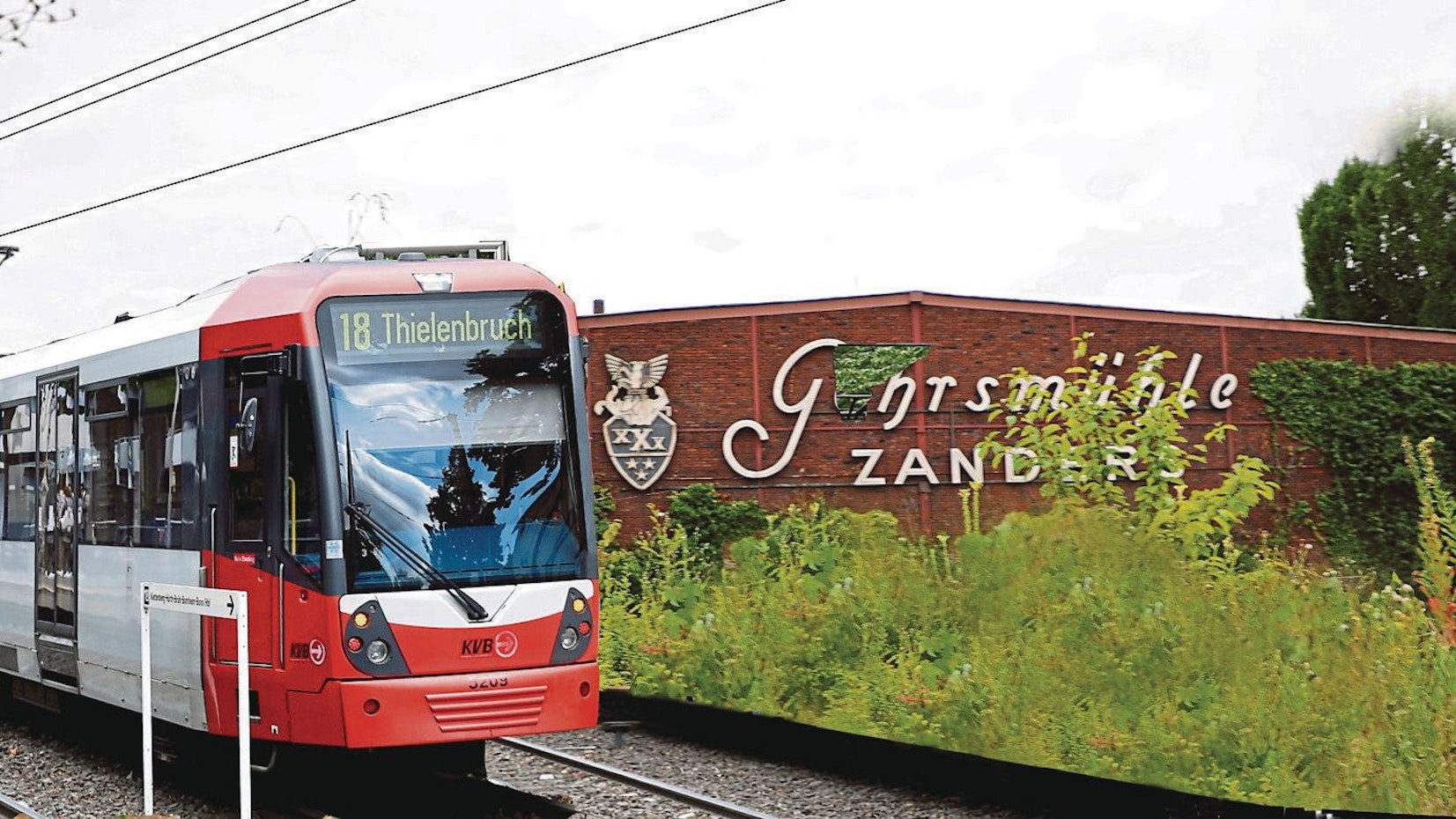 Als Foto-Montage: Die Stadtbahn auf dem Zanders-Gelände