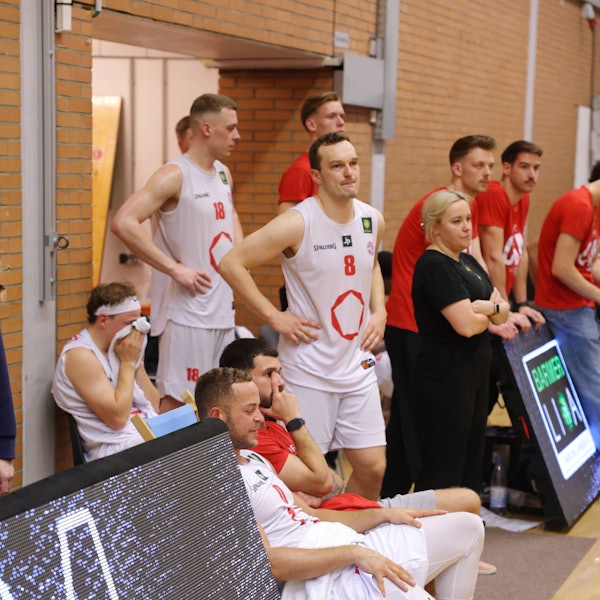 Dragons Rhöndorf Rhoendorf gewinnen vs. Rheinstars Köln Koeln und sind ProB Meister Hier: Enttäuschte Kölner Finale um die Meisterschaft der PRO B Foto: Jörn Wolter *** Dragons Rhöndorf Rhoendorf win against Rheinstars Köln Koeln and are ProB champions Here Disappointed Cologne final for the PRO B championship Photo Jörn Wolter