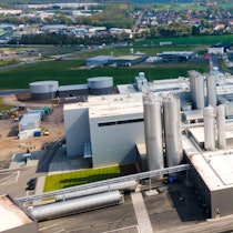 Ein Luftbild zeigt die Hochwald-Molkerei Mechernich, im Hintergrund sind die beiden Ortschaften Obergartzem und Firmenich.
