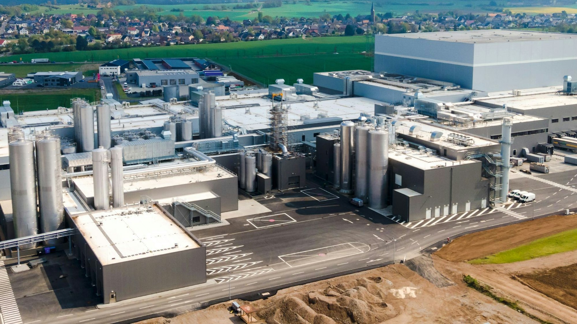 Ein Luftbild zeigt die Hochwald-Molkerei Mechernich, im Hintergrund sind die beiden Ortschaften Obergartzem und Firmenich.