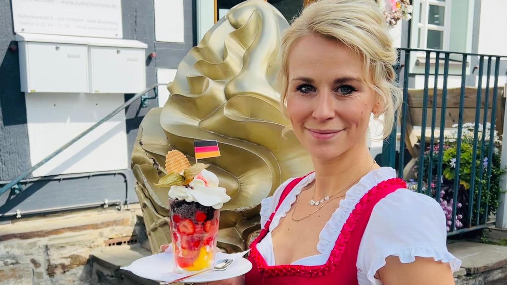 Laura Drecker präsentiert den EM-Eisbecher des Restaurants Zum Alten Turm in Stadt Blankenberg.