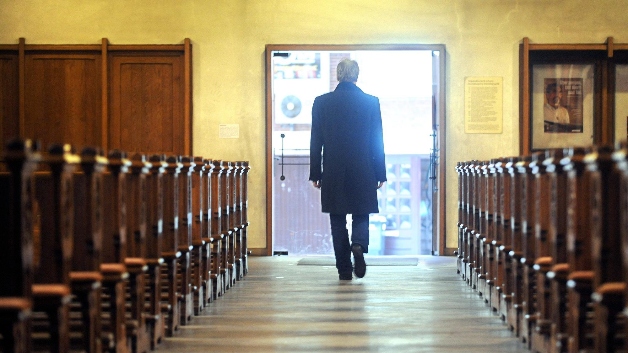 Ein Mann verlässt am 22.12.2010 eine Kirche in Bremen