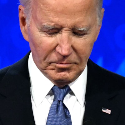 US-Präsident Joe Biden schaut während der ersten Präsidentschaftsdebatte der Wahlen 2024 mit dem republikanischen Präsidentschaftskandidaten Donald Trump nach unten.