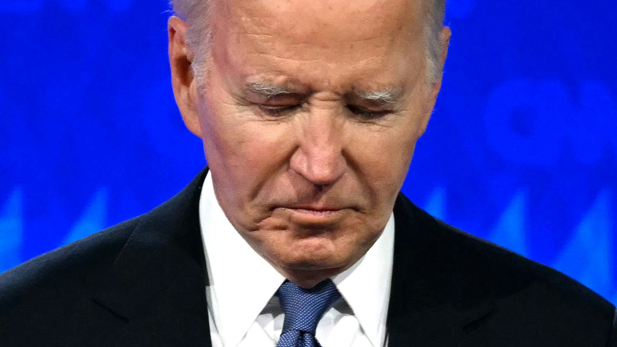 US-Präsident Joe Biden schaut während der ersten Präsidentschaftsdebatte der Wahlen 2024 mit dem republikanischen Präsidentschaftskandidaten Donald Trump nach unten.