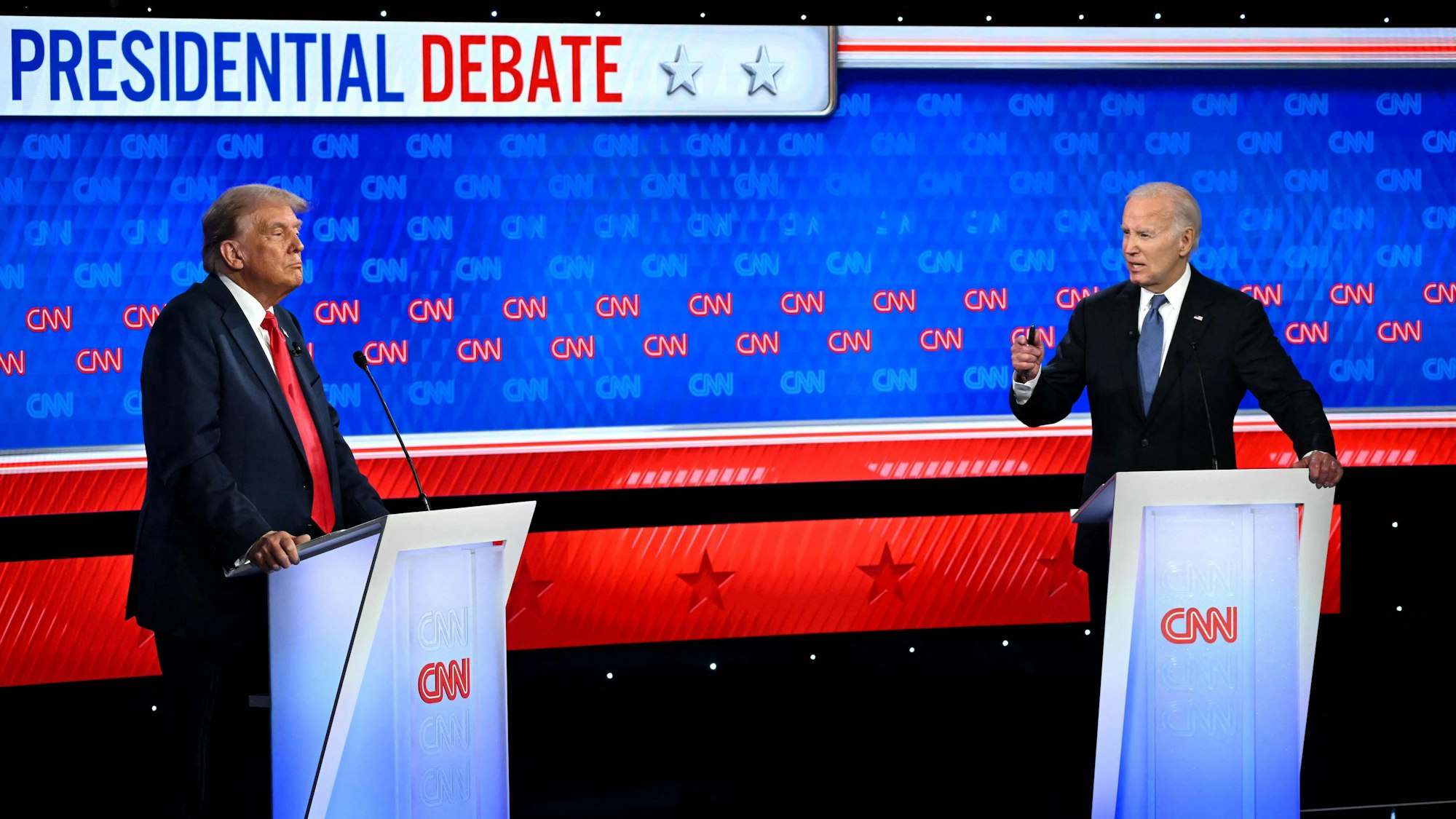 Donald Trump (l.) und Joe Biden griffen sich in der Debatte teils persönlich an. Analysten waren von Bidens Auftritt alles andere als begeistert.