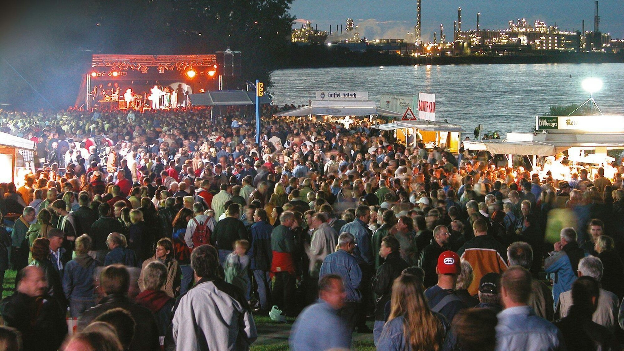 Auf dem Foto ist das Konzertgelände mit Bühne an der NATO-Rampe am Rhein zu sehen.