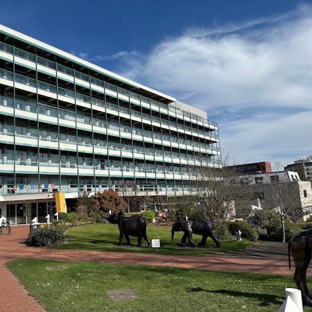 Blick auf das Gebäude der Asklepios Kinderklinik in Sankt Augustin.