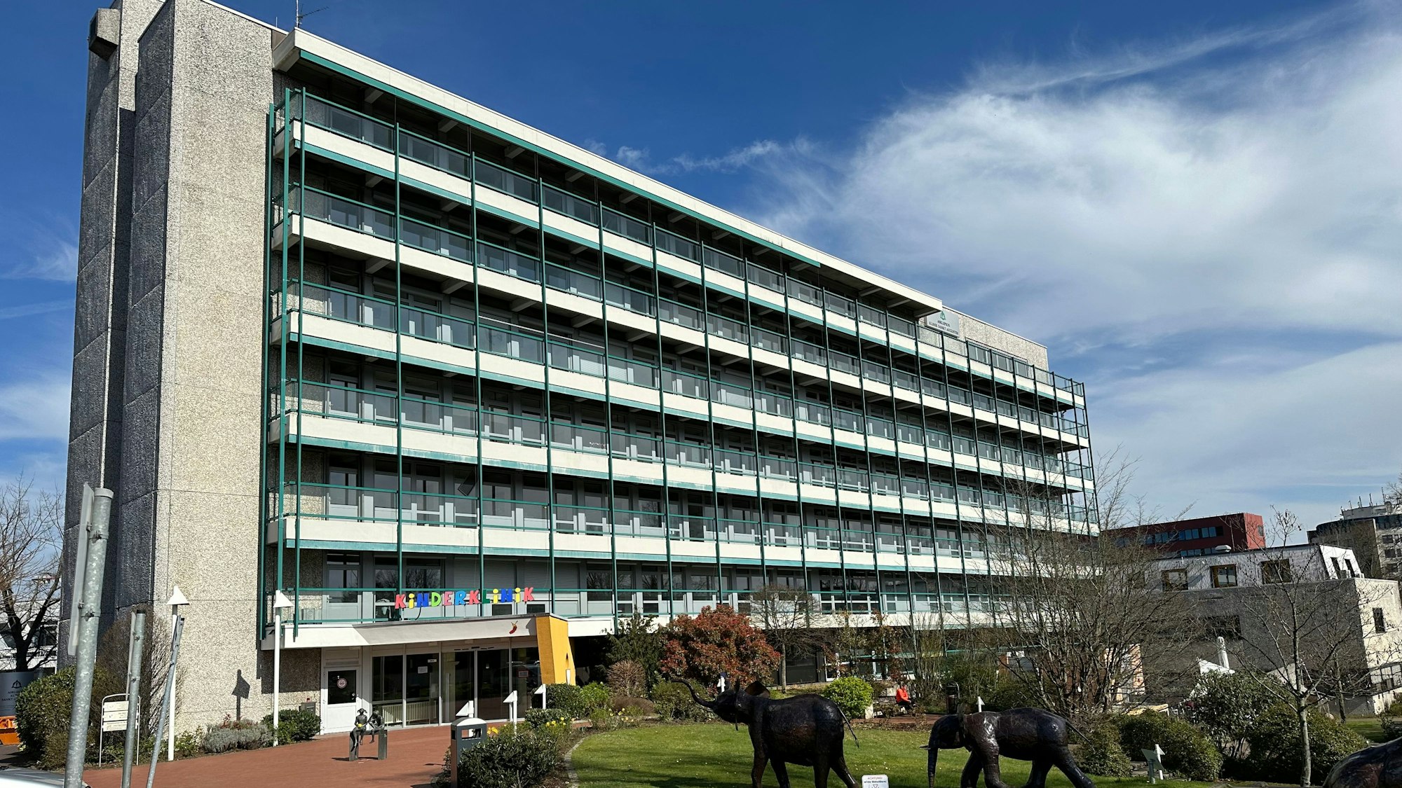 Blick auf das Gebäude der Asklepios Kinderklinik in Sankt Augustin.