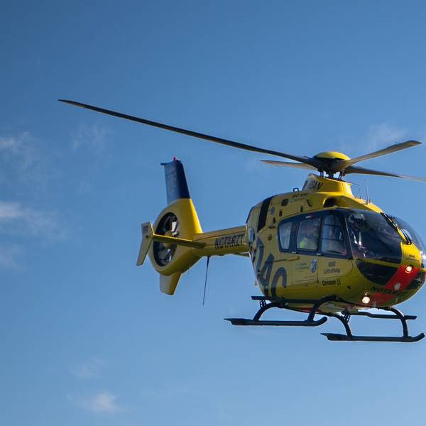 Ein Rettungshubschrauber in der Luft.
