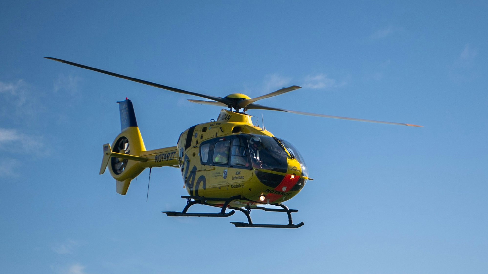 Ein Rettungshubschrauber in der Luft.