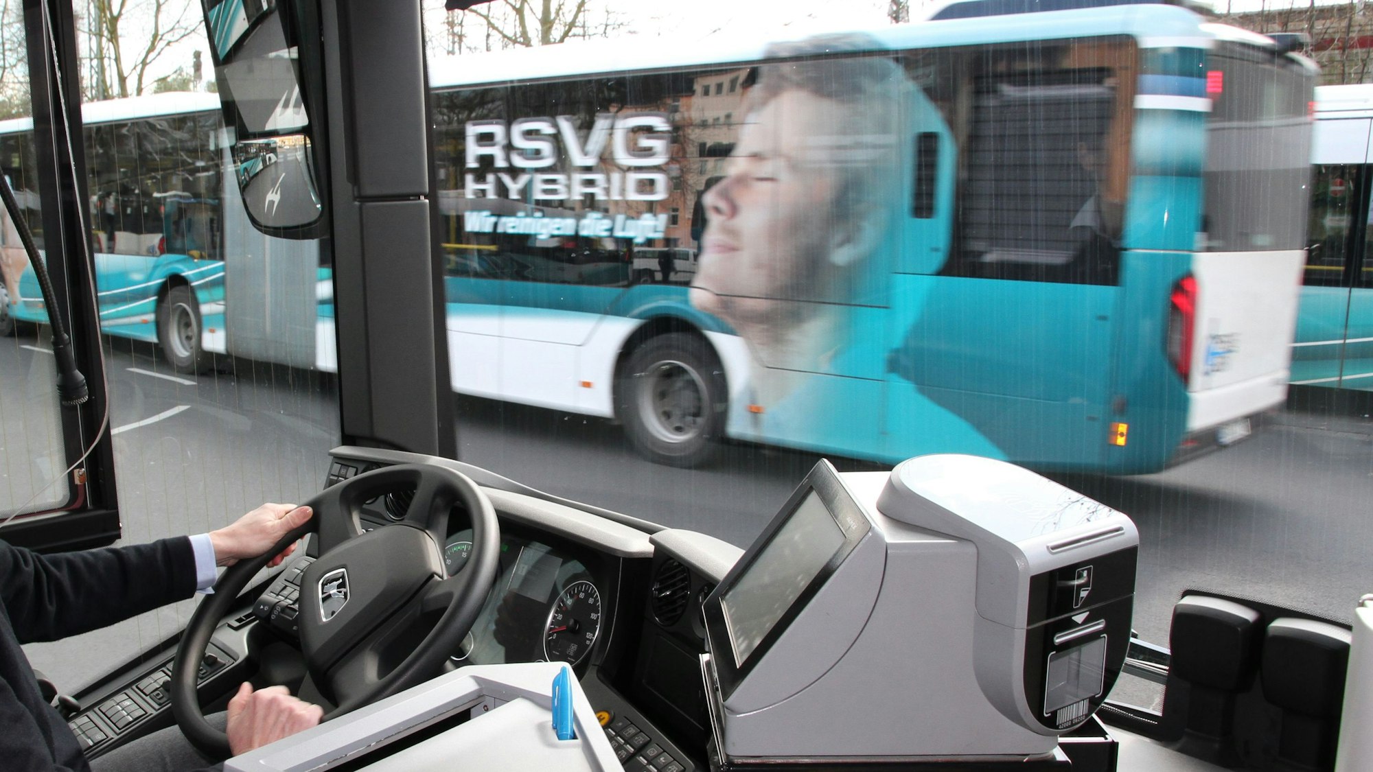 Blick vom Fahrersitz eines Linienbusses auf einen Linienbus