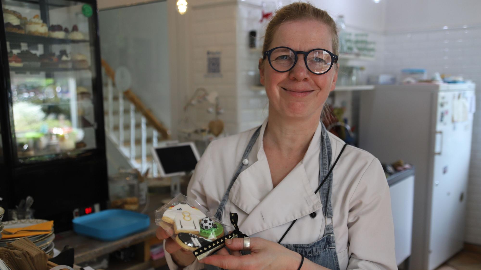 Katrin Ebers präsentiert das handgemachte Fußballgebäck der Zuckerbäckerei.