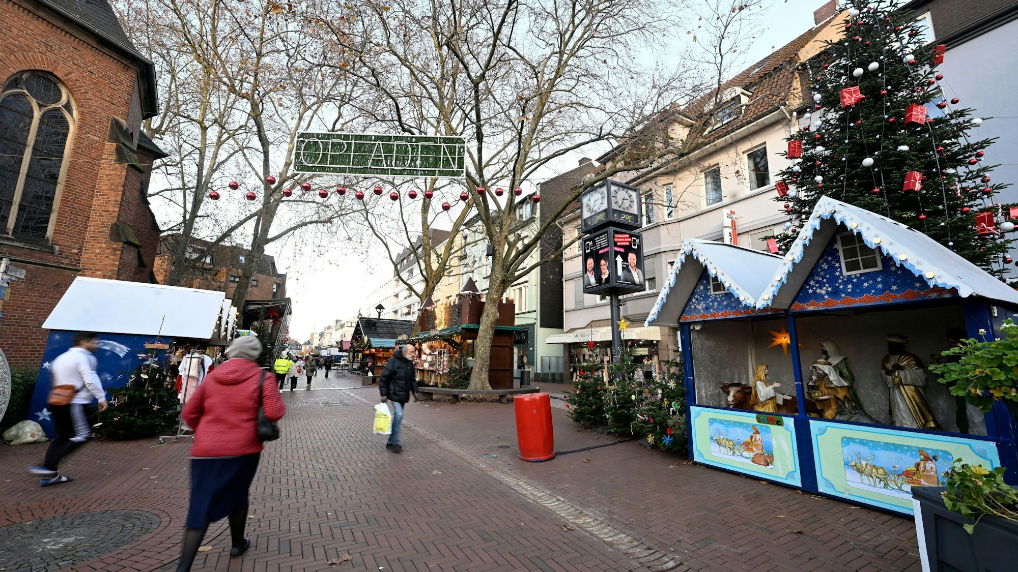 Blick auf den Weihnachtsmarkt in Opladen.