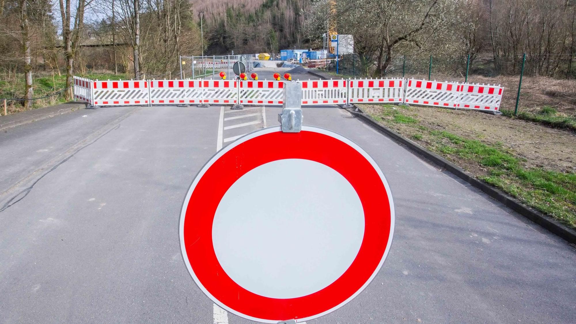 Bild einer Baustelle, gebaut wird eine neue Brücke.