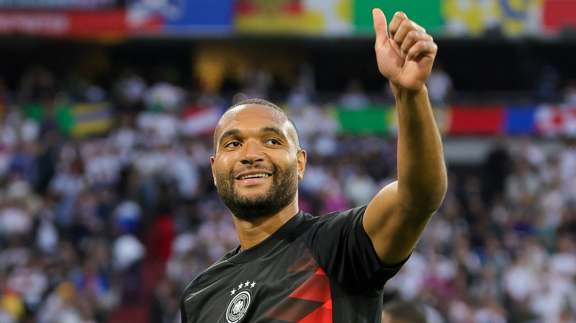 14.06.2024, Bayern, München: Fußball, UEFA Euro 2024, EM, Deutschland - Schottland, Vorrunde, Gruppe A, Spieltag 1, Fußball Arena München. Deutschlands Spieler Jonathan Tah hebt den Daumen.