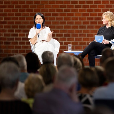 Annalena Baerbock (l-r, Bündnis90/Die Grünen), spricht beim Talkformat „RND vor Ort“ vom Redaktionsnetzwerk Deutschland. Daneben sitzen Eva Quadbeck, Chefredakteurin und Leiterin des Hauptstadtbüros vom Redaktionsnetzwerk Deutschland (RND), und Susanne Stichler, Journalistin und Moderatorin beim Norddeutschen Rundfunk (NDR), welche den Talk moderieren.