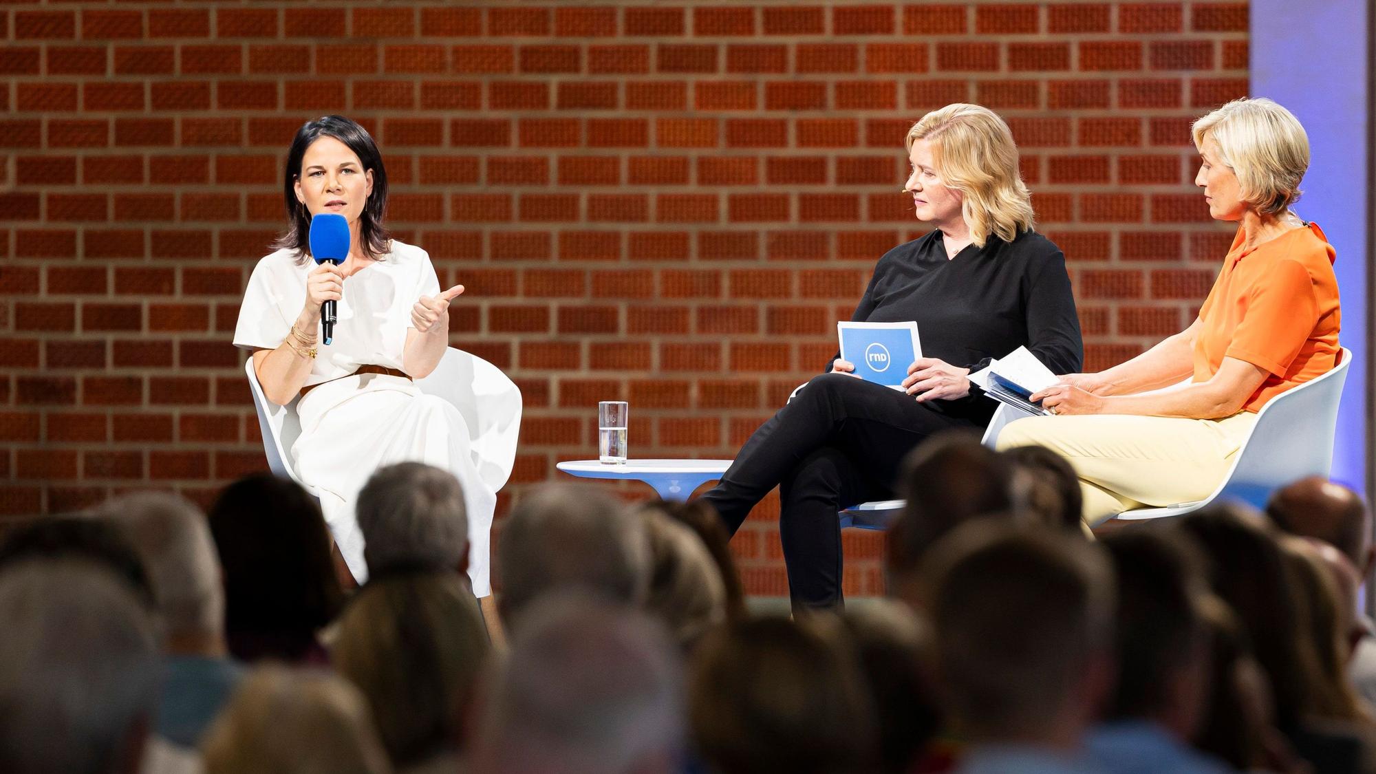 Annalena Baerbock (l-r, Bündnis90/Die Grünen), spricht beim Talkformat „RND vor Ort“ vom Redaktionsnetzwerk Deutschland. Daneben sitzen Eva Quadbeck, Chefredakteurin und Leiterin des Hauptstadtbüros vom Redaktionsnetzwerk Deutschland (RND), und Susanne Stichler, Journalistin und Moderatorin beim Norddeutschen Rundfunk (NDR), welche den Talk moderieren.