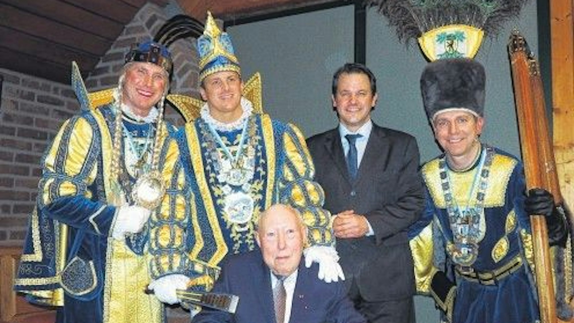 Der Verstorbene im Vordergrund, um ihn herum stehen das Dreigestirn und Pulheims Bürgermeister.