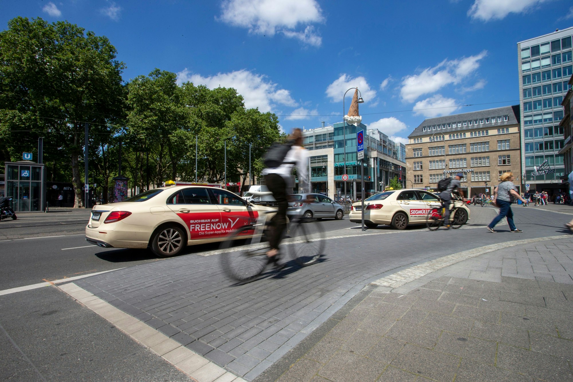 Der Taxistand ist nun besser geordnet, aber deutlich kleiner, Radfahrende haben mehr Platz.