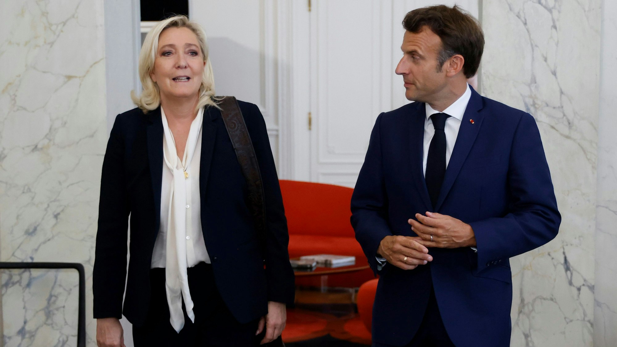 Der französische Präsident Emmanuel Macron (r), als er Marine Le Pen (l) 2022 im Élysée-Palast empfing. Macron besiegte Le Pen 2017 und 2022 bei den Präsidentschaftswahlen. (Archivbild)