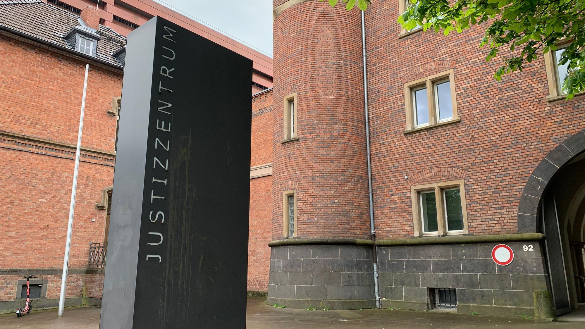 Der Eingang des Justizzentrums Aachen.