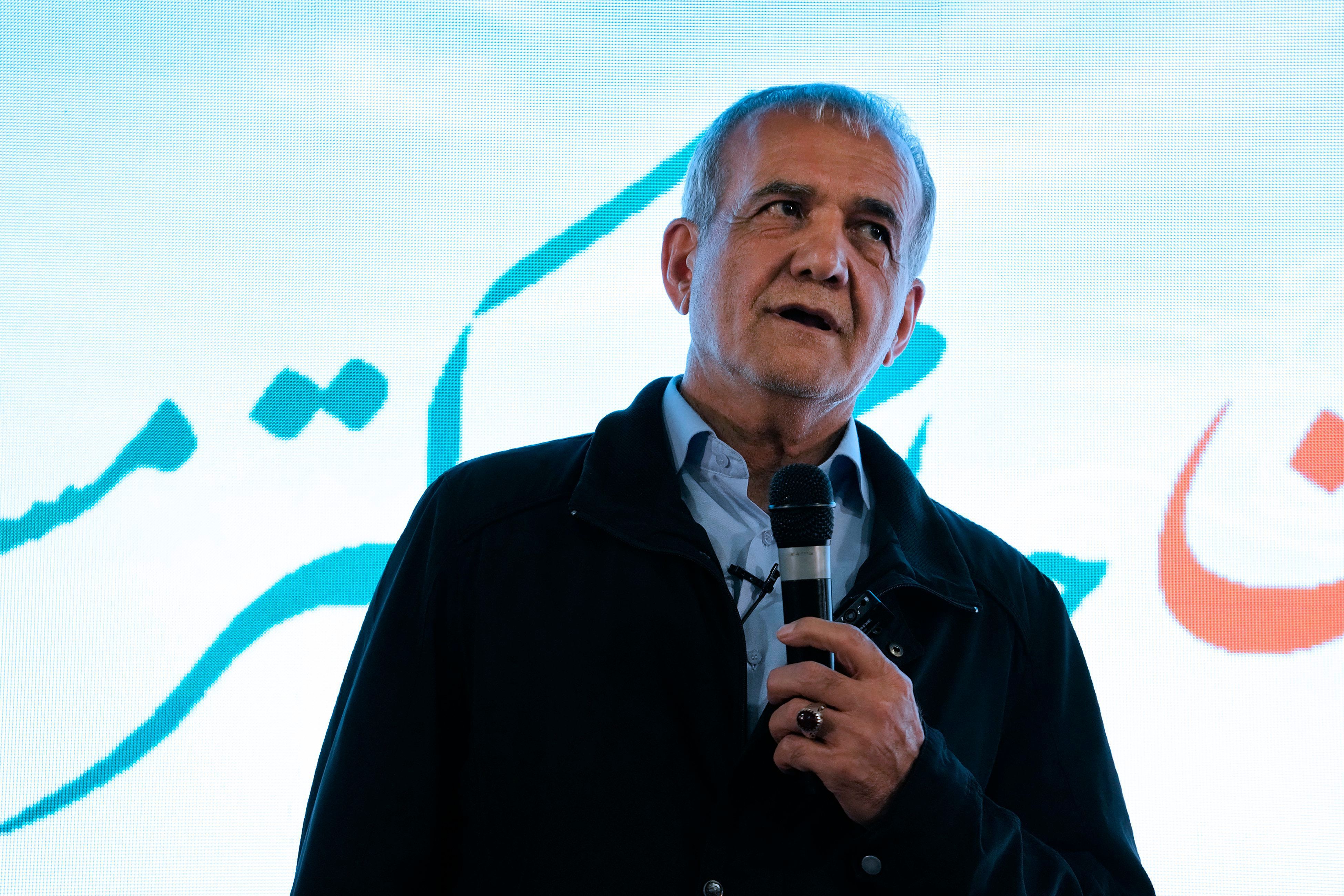 Massud Peseschkian, moderater Kandidat für die iranische Präsidentschaft, spricht bei einer Wahlkampfveranstaltung. (Archivbild)