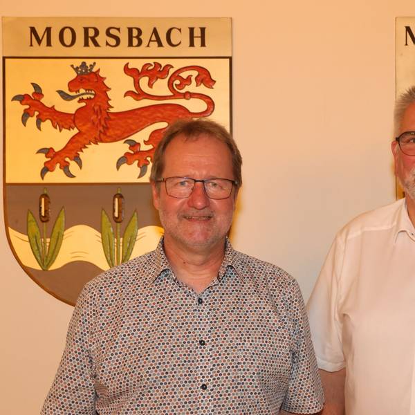 Der nach 30 Jahren scheidende Schulleiter Jürgen Greis (rechts) von der Leonardo-da-Vinci-Sekundarschule mit seinem designierten Nachfolger Holger Engelbert im Ratssaal der Gemeinde Morsbach.