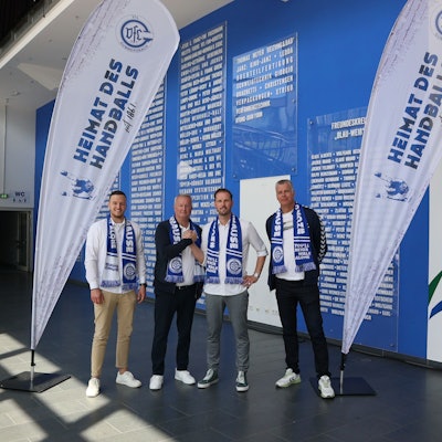 Zu sehen sind vier Männer mit Schals