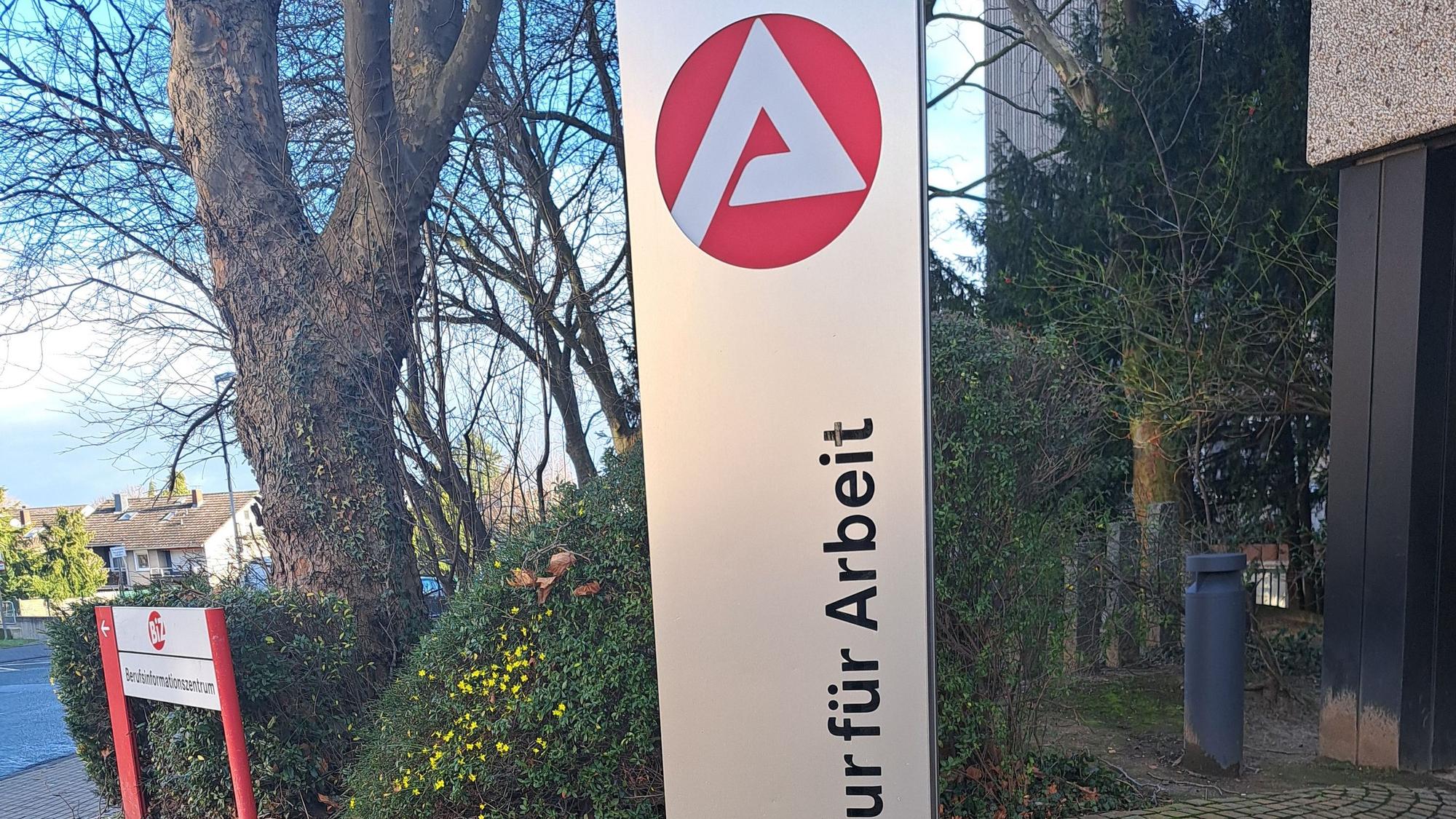 Eine Metallstele mit dem Symbol der Agentur für Arbeit.