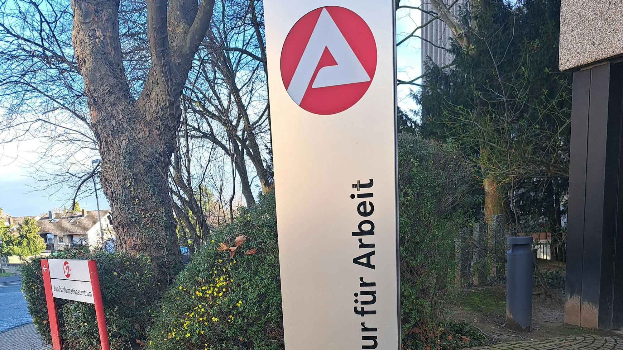 Eine Metallstele mit dem Symbol der Agentur für Arbeit.