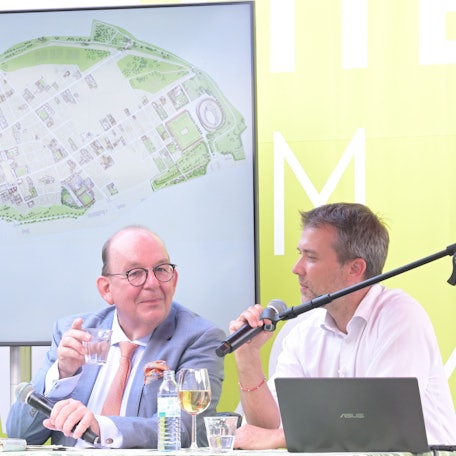 Auf der Bühne bei „Literatur am Dom“: Literaturkritiker Denis Scheck und der Archäologe Gabriel Zuchtriegel sprechen über den „Zauber des Untergangs“.