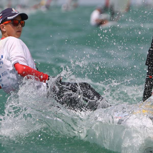 Florian Tempel hängt über dem Wasser und steuert sein Segelboot durch die Wellen.