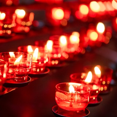 Dutzende Kerzen brennen in der Katholischen Theatinerkirche.