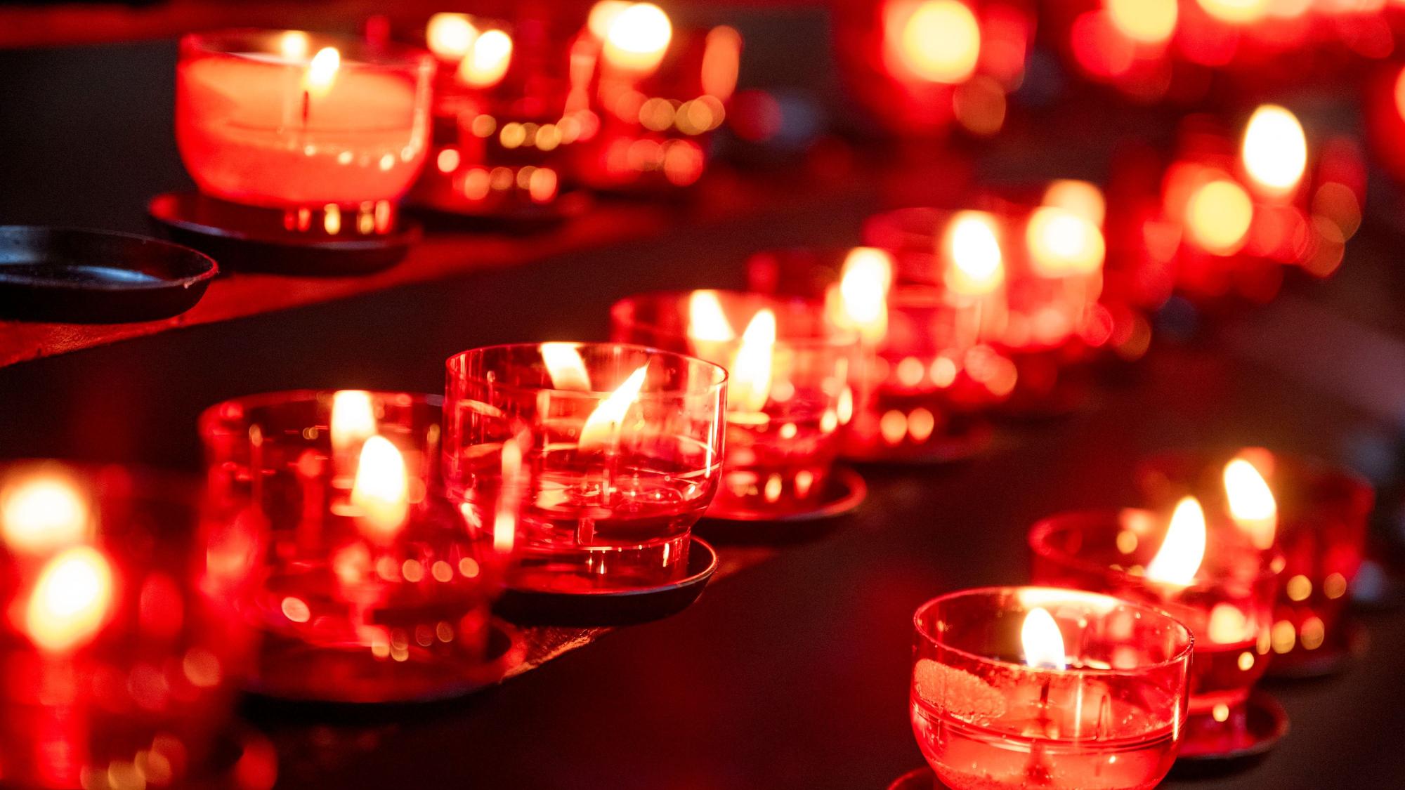 Dutzende Kerzen brennen in der Katholischen Theatinerkirche.