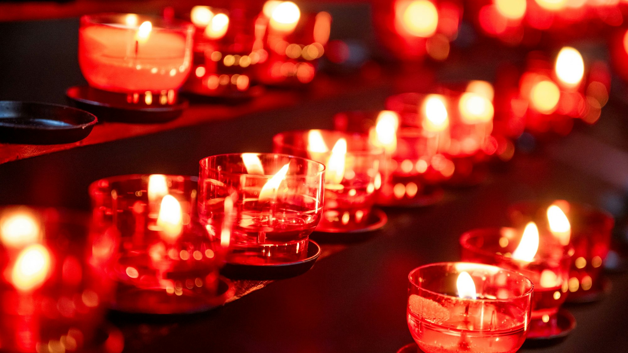 Dutzende Kerzen brennen in der Katholischen Theatinerkirche.