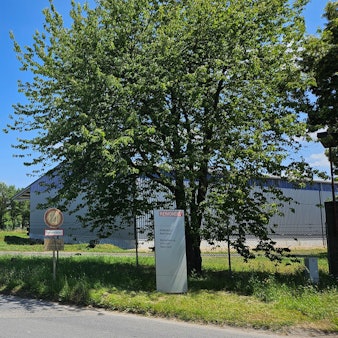 Ein Schild weist darauf hin, dass an dieser Stelle kein Abfall abgeladen werden darf.