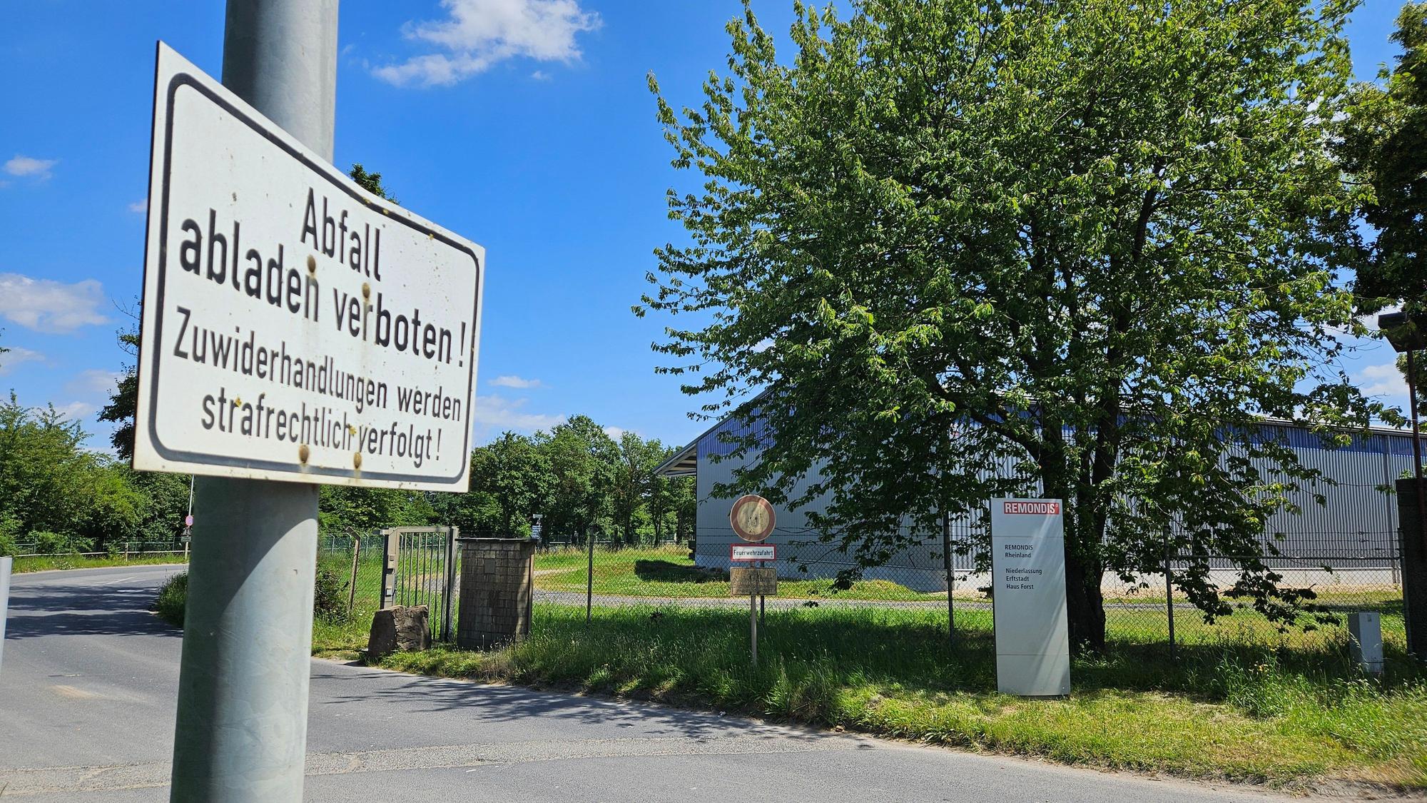 Ein Schild weist darauf hin, dass an dieser Stelle kein Abfall abgeladen werden darf.
