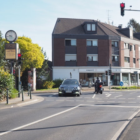 Zu sehen ist eine Kreuzung in der Innenstadt von Pulheim.