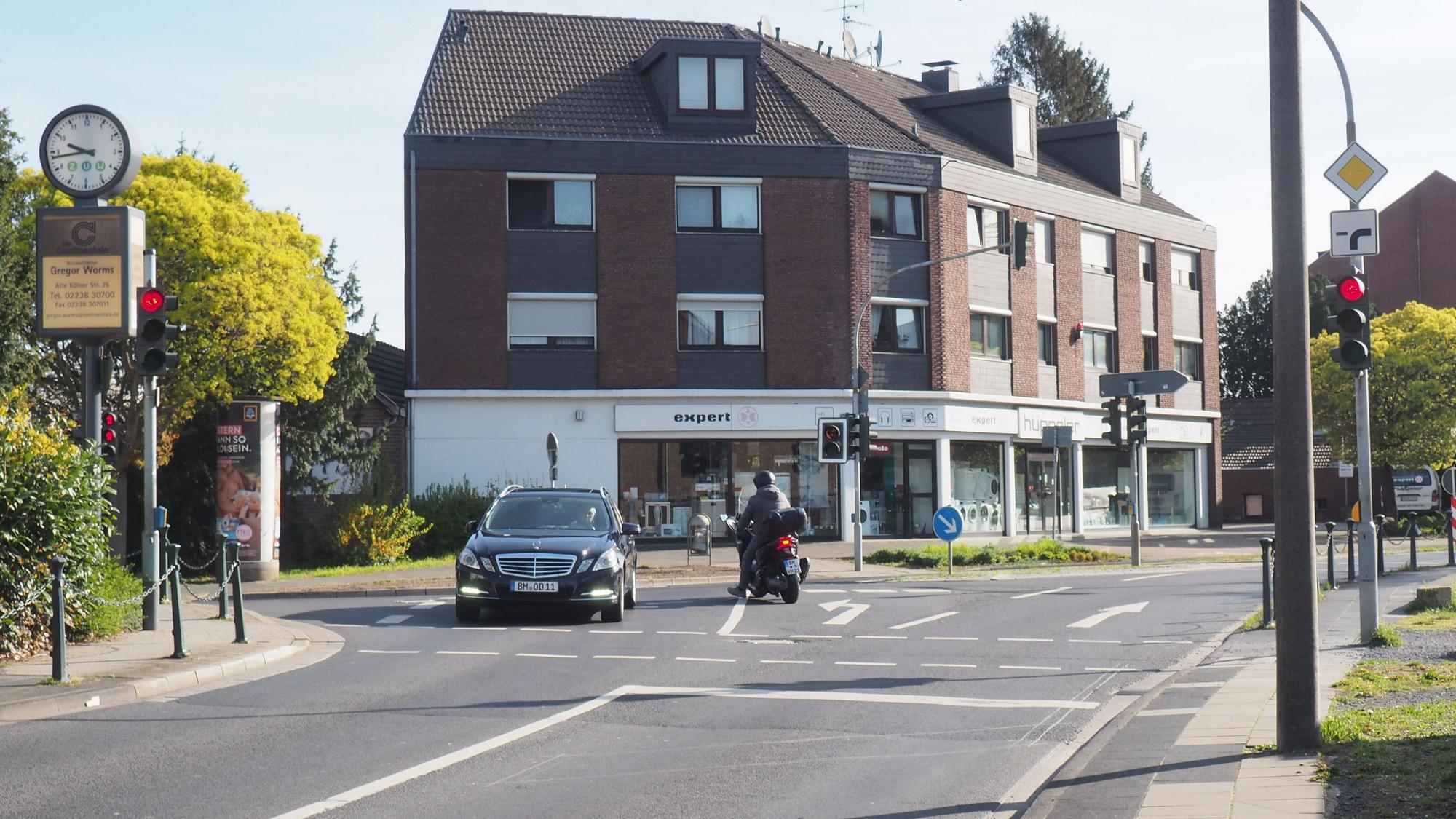 Zu sehen ist eine Kreuzung in der Innenstadt von Pulheim.