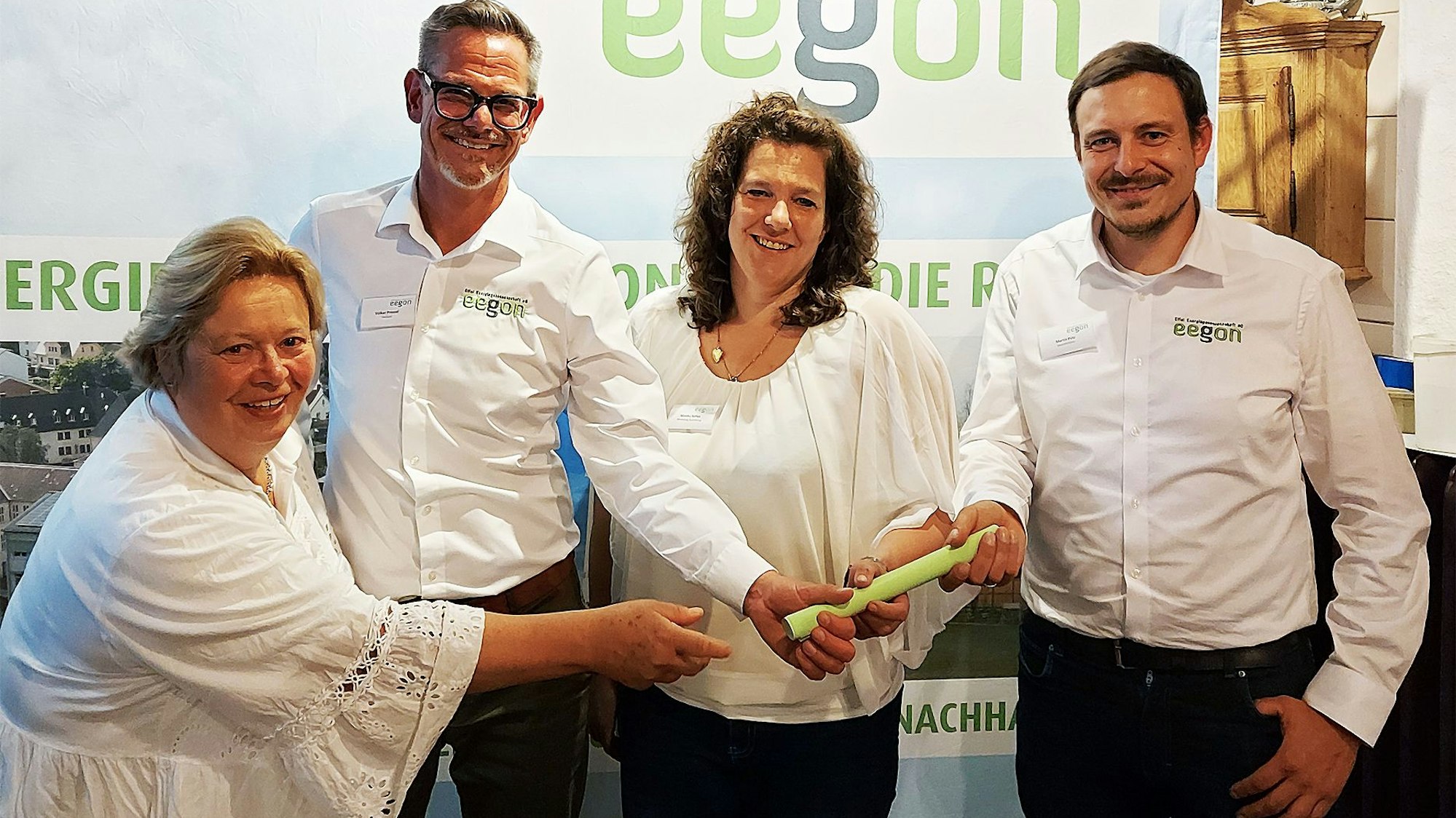 Inga Jonas (v.l.), Volker Pressel, Monika Seifen und Martin Pütz greifen nach einem Staffelstab.