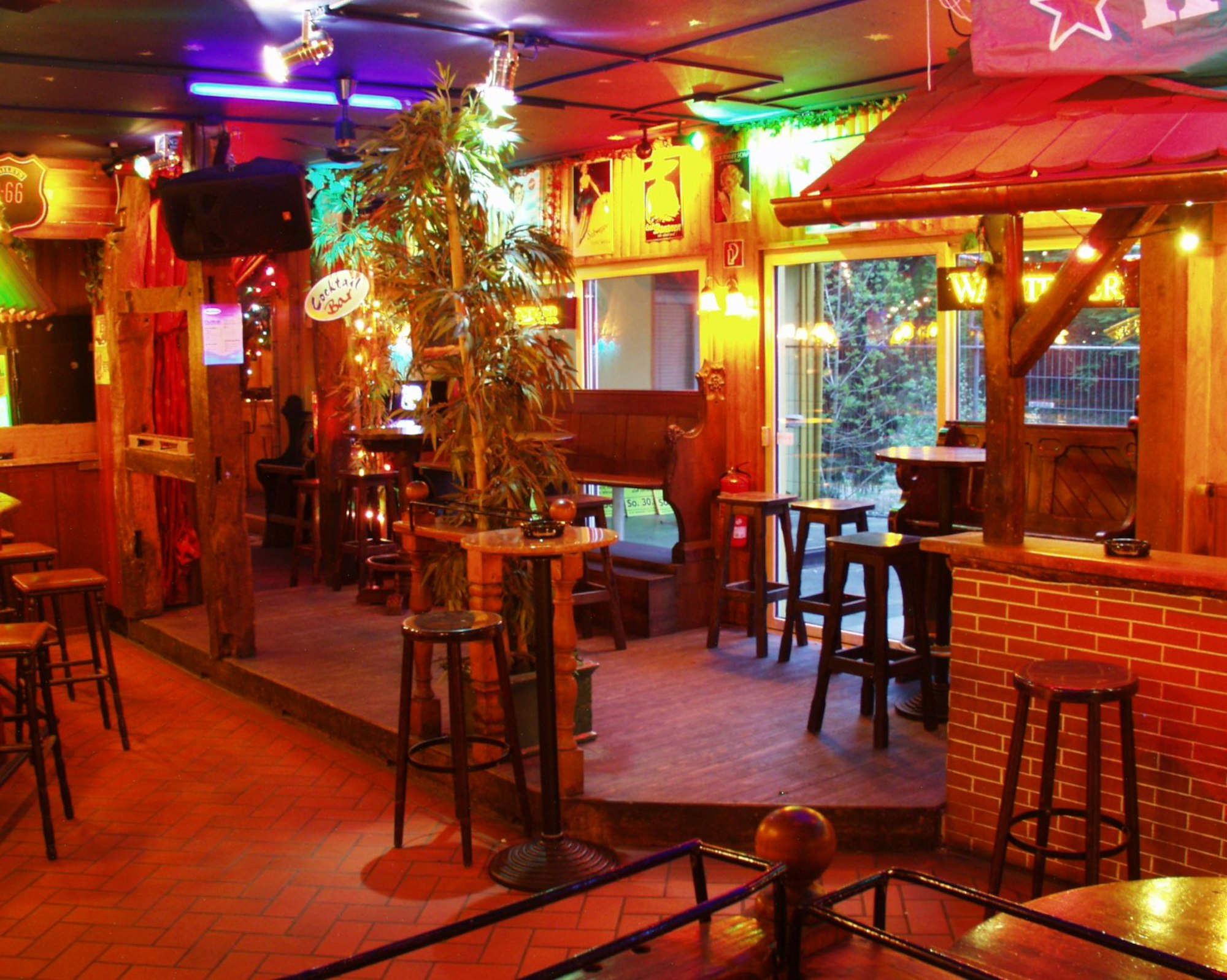 Blick in den bunten Innenraum der Discothek Waldlust Anfang der 2000er.