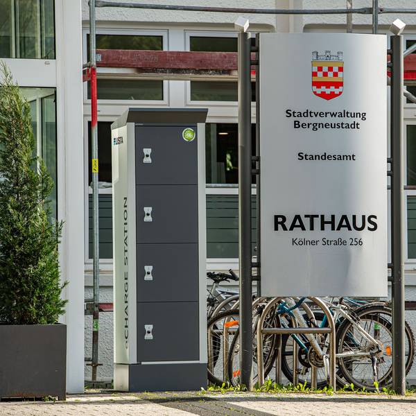 Zu sehen ist der Rathausvorplatz in Bergneustadt.