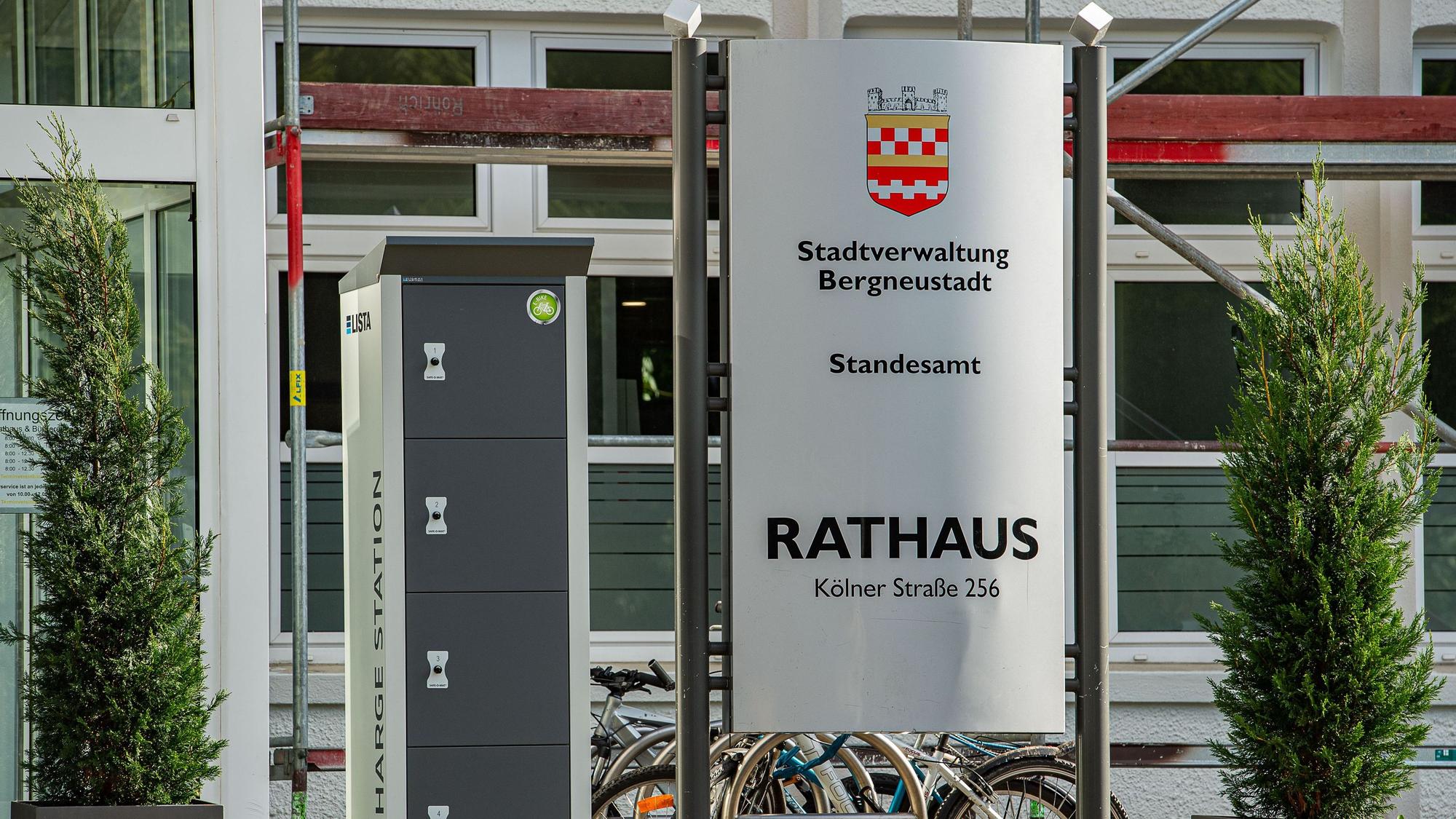 Zu sehen ist der Rathausvorplatz in Bergneustadt.