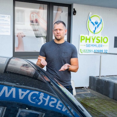 Wieder einer: In Waldbröl ärgert sich Bastian Semmler erneut über einen Fremdparker, der sein Auto ohne Erlaubnis auf dem Parkplatz von Semmlers Praxis für Physiotherapie abgestellt hat. Das soll ab Montag ein Ende finden. Unser Foto zeigt Bastian Semmler vor dem Gebäude.