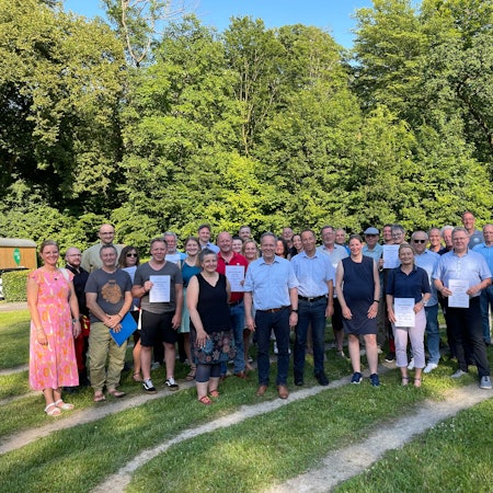 Auf Schloss Homburg in Nümbrecht überreichten Dezernent Frank Herhaus und Kreisdirektor Klaus Grootens die Weiterleitungsverträge.